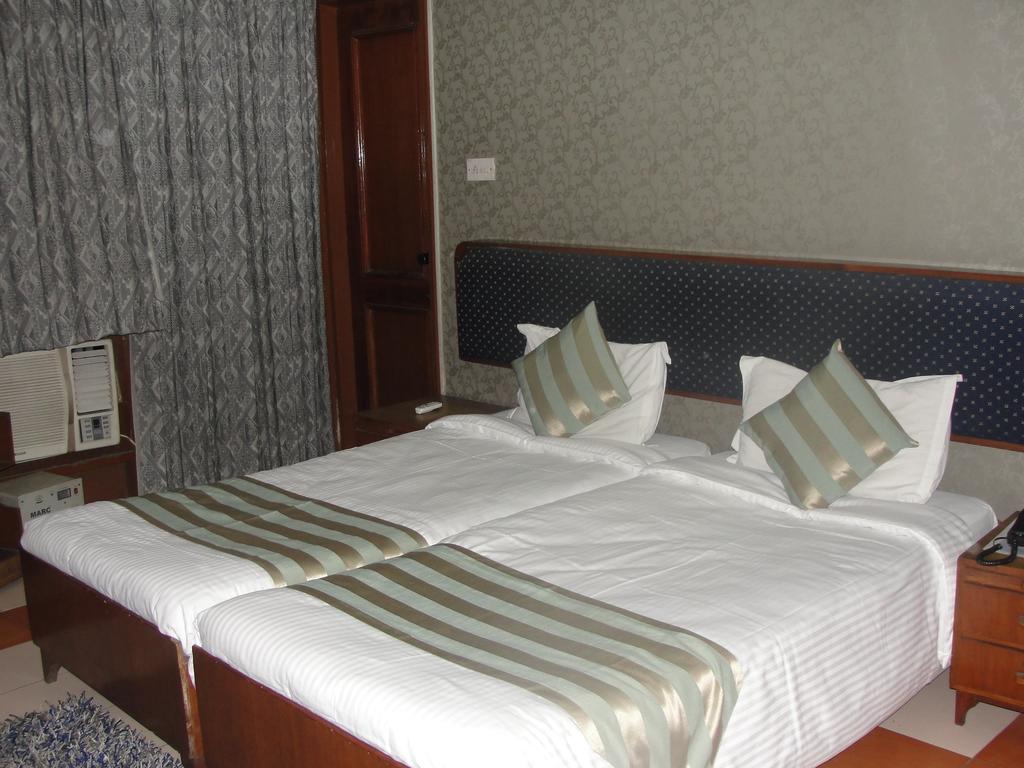 Oyo 15791 Flagship Executive Hazratganj Hotel